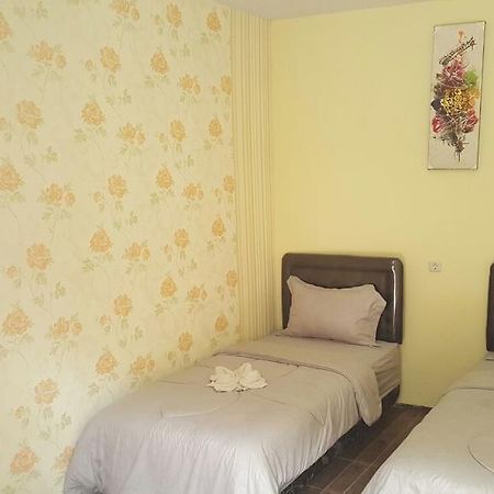 Adel'S Guest House Malang Exterior foto