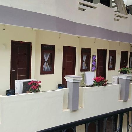 Adel'S Guest House Malang Exterior foto