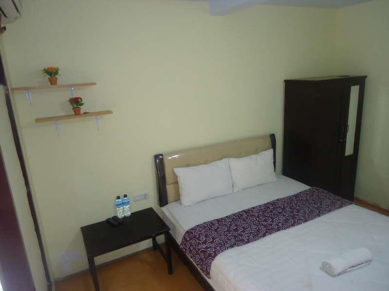 Adel'S Guest House Malang Exterior foto