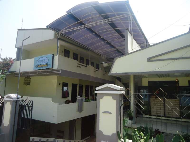 Adel'S Guest House Malang Exterior foto