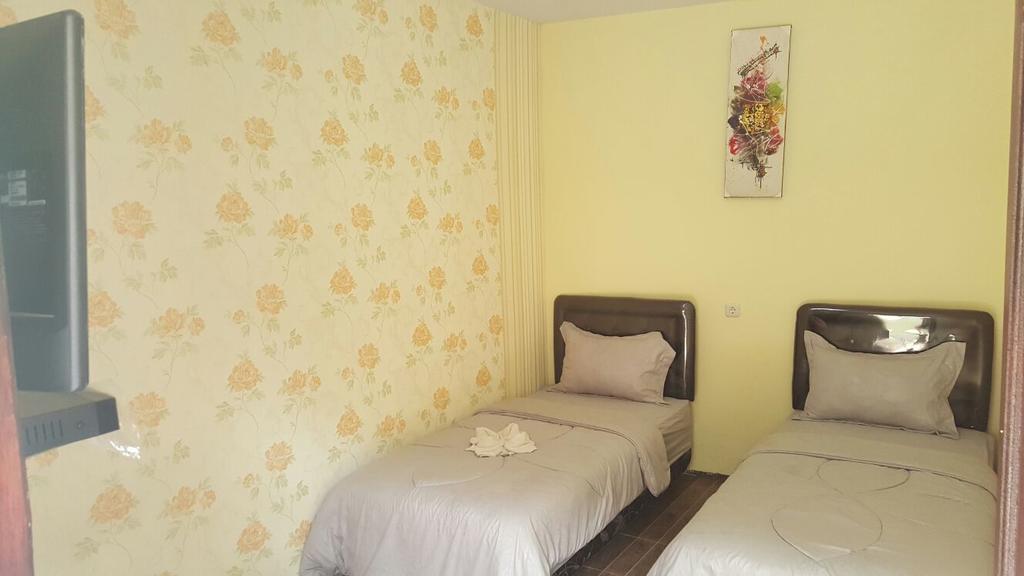 Adel'S Guest House Malang Exterior foto