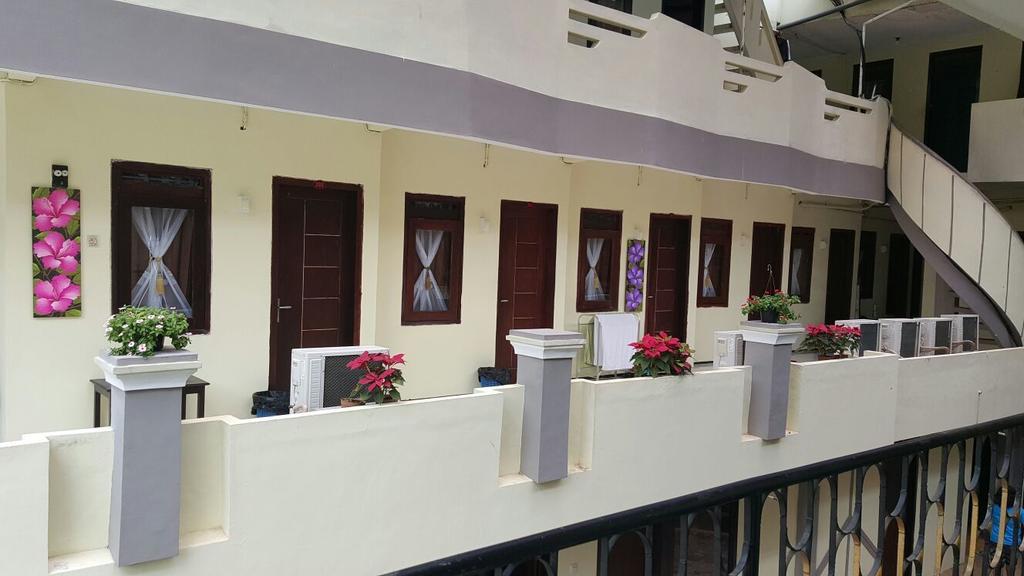 Adel'S Guest House Malang Exterior foto